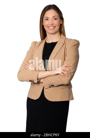 Schöne Geschäftsfrau Arme gefaltet stehend, lächelnd mit schwarzem Anzug und brauner Jacke. Isoliert auf weißem Hintergrund. Stockfoto