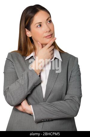 Denkende Geschäftsfrau, die Hand unter Kinn hält und die Arme gefaltet. Blick in die Zukunft mit einem Ausdruck von Zweifel, aber einer positiven Einstellung. Stockfoto