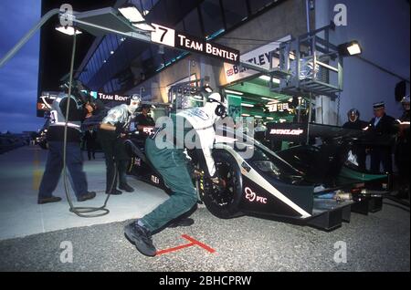 Bentley Speed 8 mit der Nummer 7, Brundle, Ortelie und Smith nehmen am 24-Stunden-Rennen von Le Mans 2001 Teil Stockfoto