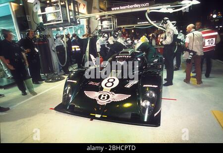 Bentley Speed 8 Nummer 8 in der Box bei Nacht beim 24-Stunden-Rennen von Le Mans 2001 Stockfoto