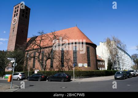 Berlin, Deutschland. April 2020. Die St. Joseph Kirche mit Glockenturm an der Goebelstraße in der Siemensstadt in Spandau. Quelle: Jens Kalaene/dpa-Zentralbild/ZB/dpa/Alamy Live News Stockfoto