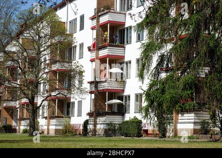 Berlin, Deutschland. April 2020. Wohngebäude 'langer Jammer' in der Goebelstraße von Otto Bartning in der Siemensstadt in der Goebelstraße. Im Juli 2008 wurde die große Siedlung Siemensstadt als eine von sechs Wohnsiedlungen der Berliner Moderne in die UNESCO-Welterbeliste aufgenommen. Quelle: Jens Kalaene/dpa-Zentralbild/ZB/dpa/Alamy Live News Stockfoto