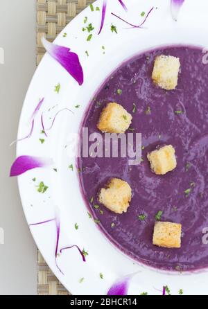 Cremige Süsskartoffelsuppe mit schöner Dekoration. Kopierbereich. Stockfoto