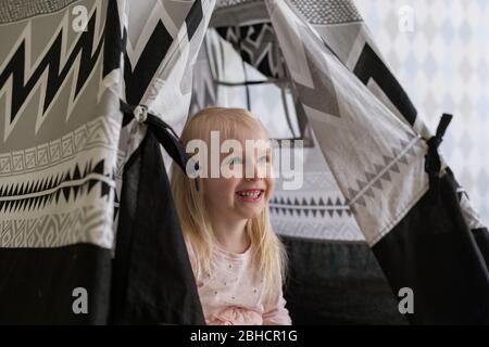 Porträt von glücklichen 3-jährige Kleinkind Mädchen lächelnd, während sie in Kinder spielen Zelt Stockfoto