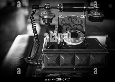 Telefon aus Holz in Schwarz und Weiß. Altmodisches Telefon Stockfoto