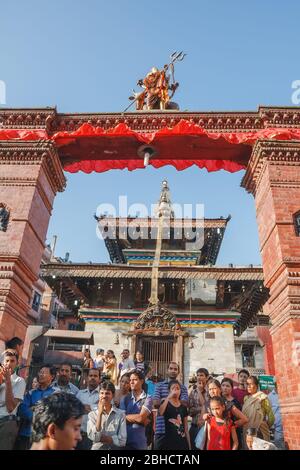 KATHMANDU, NEPAL - 29. SEPTEMBER 2012: Die nepalesischen Einheimischen auf dem Durbar-Platz warten auf den Beginn der Feier des Indra-Jatra-Festivals in Stockfoto