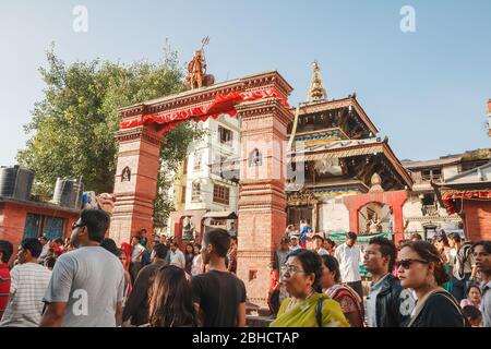 KATHMANDU, NEPAL - 29. SEPTEMBER 2012: Die Menge der Einheimischen auf dem Durbar Square wartet auf den Beginn der Feier des Indra Jatra Festivals in Kath Stockfoto