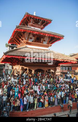 KATHMANDU, NEPAL - 29. SEPTEMBER 2012: Menschen stehen auf den Stufen des Tempels und warten auf den Beginn des Indra Jatra Festivals am Durbar Square in Kathmandu, N Stockfoto