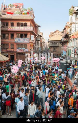 KATHMANDU, NEPAL - 29. SEPTEMBER 2012: Menschenmassen gehen auf den Straßen zum Durbar Platz, um das Indra Jatra Festival in Kathmandu zu feiern Stockfoto