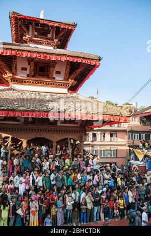 KATHMANDU, NEPAL - 29. SEPTEMBER 2012: Menschen stehen auf Stufen des Tempels in Menschenmenge und warten auf den Beginn des Indra Jatra Festivals in Kathmandu auf Durbar Squa Stockfoto