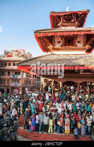 KATHMANDU, NEPAL - 29. SEPTEMBER 2012: Menschen stehen auf den Stufen des Tempels auf dem Durbar Platz, um die Feier des Indra Jatra Festivals in Kathmandu zu sehen, Stockfoto