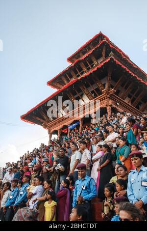 KATHMANDU, NEPAL - 29. SEPTEMBER 2012: Menschenmenge steht auf Stufen des Tempels, um das Indra Jatra Festival in Kathmandu am Durbar Square, Nepa, zu sehen Stockfoto