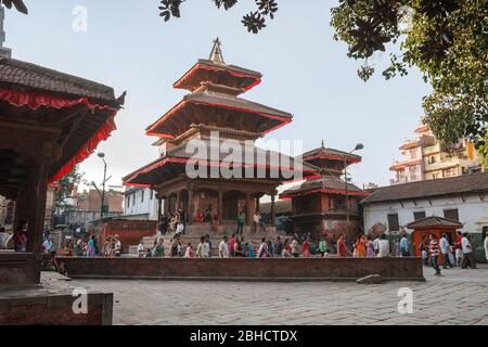 KATHMANDU, NEPAL - 29. SEPTEMBER 2012: Nepalesische Einheimische und Touristen besuchen den Durbar Platz in Kathmandu Stockfoto