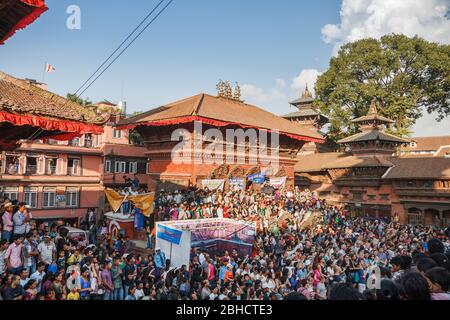 KATHMANDU, NEPAL - 29. SEPTEMBER 2012: Menschenmenge versammelt sich auf dem Durbar Square, um die Feier des Indra Jatra Festivals in Kathmandu, Nepa, zu sehen Stockfoto