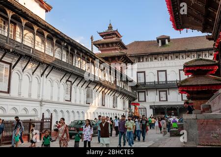 KATHMANDU, NEPAL - 29. SEPTEMBER 2012: Einheimische und Touristen gehen auf dem Durbar Square spazieren. Archivfoto vor dem Erdbeben Stockfoto