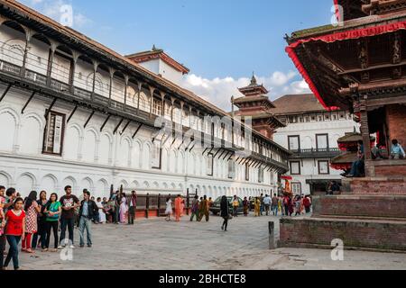 KATHMANDU, NEPAL - 29. SEPTEMBER 2012: Einheimische und Touristen in der Nähe von Hanuman Dhoka am Durbar Square. Archivfoto vor dem Erdbeben Stockfoto