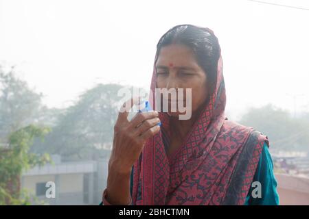 Ländliche Frau mit Inhalator Stockfoto