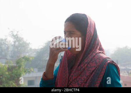 Ländliche Frau mit Inhalator Stockfoto