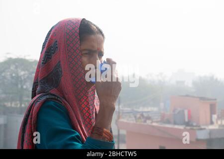 Ländliche Frau mit Inhalator Stockfoto