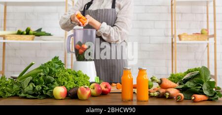 Unkenntlich Hausfrau Kochen gesunde detox Smoothie mit frischen Früchten Stockfoto