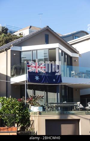 Tamarama Beach, Sydney, Australien. Staurday 25. April 2020. Die Einheimischen am Strand von Tamarama feiern den Anzac-Tag zu Hause mit der australischen Nationalflagge. Anzac Day Services wurden wegen COVID-19 Pandemie gestrichen. Credit Paul Lovelace/Alamy Live News Stockfoto