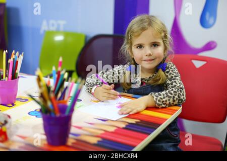 Porträt eines vierjährigen Kleinkindes kaukasischen Mädchen Zeichnung. Bildung, Kunst und Handwerk Stockfoto