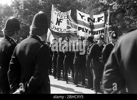 Ein rechtsextremen Marsch der Nationalen Front, London, England, Großbritannien, umgeben von Polizeibeamten, September 1978. Am selben Tag fand in London ein marsch der Anti-Nazi-Liga statt, so dass die Polizei in großer Zahl dort war. Stockfoto
