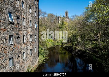 Blick vom Dean Village in Edinburgh in Richtung Holy Trinity Church, heute die Rhema Christian Centre Church, erbaut 1839. Stockfoto