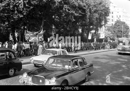 Ein rechtsextremer National Front March, London, England, Großbritannien, umgeben von Polizeibeamten, September 1978. Am selben Tag fand in London ein marsch der Anti-Nazi-Liga statt. Stockfoto