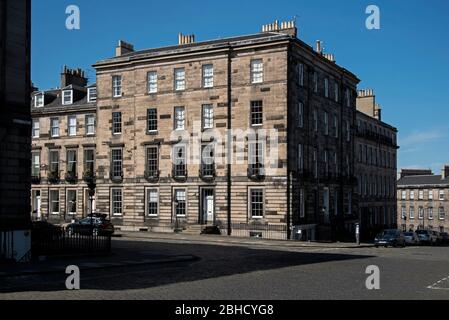 Ein verlassene Gloucester-Platz zur Zeit der Blockade von Covid-19 in Stockbridge, New Town, Edinburgh, Schottland, Großbritannien. Stockfoto