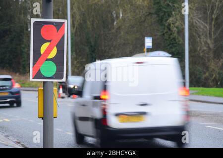 Verkehrsdurchfahrt Warnschild der defekten Ampel an der Kreuzung leeds vereinigtes Königreich Stockfoto