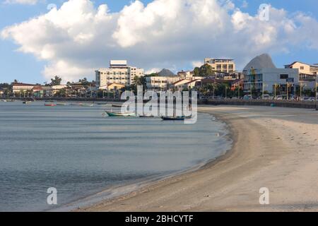 Fischerboote am Golf von Manao, Prachuap Khiri Khan in Thailand. Stockfoto