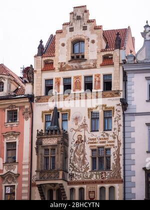 Prag, Tschechische Republik - 9. Juni 2019: Storchhaus am Haus der steinernen Jungfrau Maria oder Storchhaus mit Gemälde des Heiligen Wenzel auf einem Pferd in der Altstadt Stockfoto