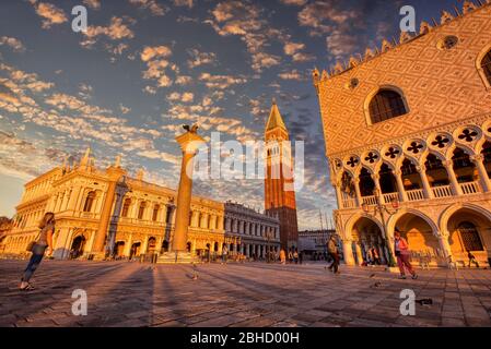 Venedig, Italien - 11. Oktober 2019: Blick auf den Markusplatz und den Palazzo Ducale in Venedig bei Sonnenaufgang, Italien. Stockfoto