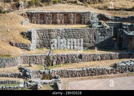 Terrassenförmig angelegte Wassertempel von Tambomachay, das Bad der Inka-Ruinen in der Nähe von Cusco, Peru mit drei kleinen Wasserfällen Stockfoto