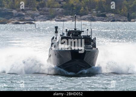 göteborg, Schweden - April 24: Schnellangriffsfahrzeuge der CB90-Klasse im südlichen Schärengarten fahren schnell. Stockfoto