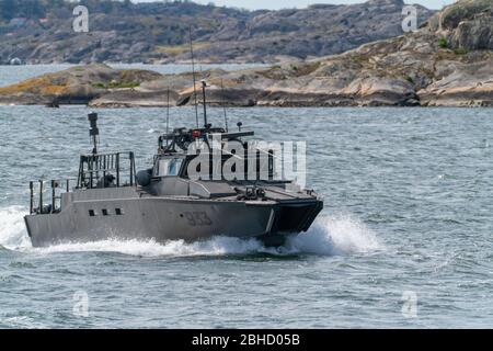 göteborg, Schweden - April 24: Schnellangriffsfahrzeuge der CB90-Klasse im südlichen Schärengarten fahren schnell. Stockfoto