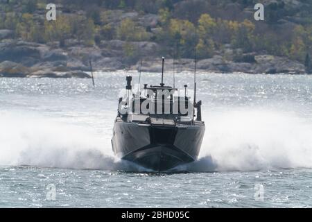 göteborg, Schweden - April 24: Schnellangriffsfahrzeuge der CB90-Klasse im südlichen Schärengarten fahren schnell. Stockfoto