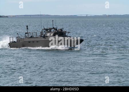 göteborg, Schweden - April 24: Schnellangriffsfahrzeuge der CB90-Klasse im südlichen Schärengarten fahren schnell. Stockfoto