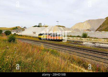 Eine britische Lokomotive der Baureihe 56 Typ 5 56105, die zur Colas Rail Güterbeförderung außerhalb des Kalksteinbruchs Dove Holes, Derbyshire, England, Großbritannien gehört Stockfoto