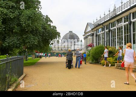 Buxton Pavilion Gardens, mit der Octagon Concert Hall im Hintergrund, Buxton, Derbyshire, England, Großbritannien Stockfoto