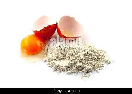 Backzutaten wie Mehl und Eier auf weißem Hintergrund isoliert Stockfoto