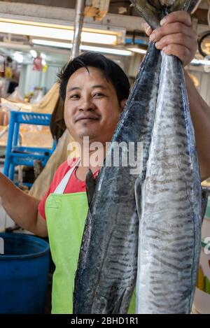 Bangkok, Thailand - 3. März 2020: Ein Fischhändler präsentiert seine Waren auf einem Markt in Bangkok, Thailand Stockfoto