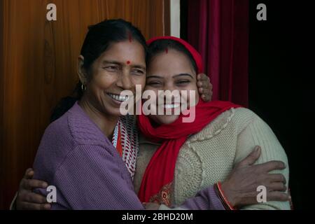 indische Mutter und Tochter umarmen sich, Indien Stockfoto