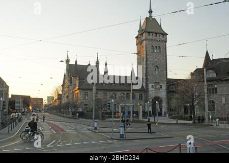 Zürich/Schweiz: Das schweizerische Nationalmuseum ist geschlossen und der Verkehr um den Hauptbahnhof ist in Zeiten des Corona CoVid19 Virus Lo um 70% gesunken Stockfoto