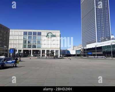 Ein verlassener Alexanderplatz mit der Polizei, die während der Blockadeblockung wegen der Coronavirus-Pandemie keine Gruppentämungen mehr gewährleistet, April 2020, Berlin, Deutschland Stockfoto