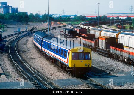 Eine Metro-Cammell DMU der Klasse 101 mit der Satznummer L224, die am 20. Juni 1992 einen Network Southeast Service über den Didcot Hof führt. Stockfoto