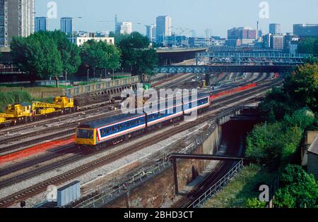 Eine DMU der Klasse 117 mit der Sattzahl L402, die am 26. September 1992 einen Network Southeast Service im Westbourne Park Betrieb. Stockfoto