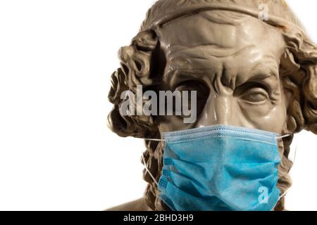 Gipskopie der antiken Statue Homer trägt Virus Gesichtsmaske Stockfoto