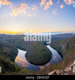 Mai Aussichtspunkt in Tschechien bei Sonnenuntergang im Frühling. Stockfoto